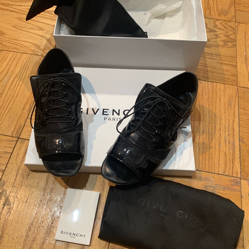 Givenchy black sandals no heel. Flat patent leather sandal